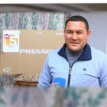 🎉 «Mening yurtim» telekanalining 11 yilligiga bag‘ishlangan aksiyada g'olib bo'lgan Namanganlik Farhodjon Tolipovga televizor yetkazib berildi 🫡