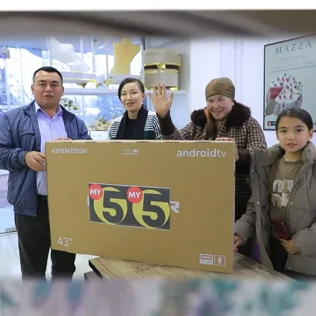 «Mening yurtim» telekanalining 11 yilligiga bag‘ishlangan aksiyada g'olib bo'lgan Navoiylik Shaxnoza Nurmatovaga televizor yetkazib berildi